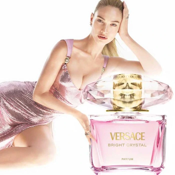 Compra Versace Bright Crystal Parfum — apertura jugosa, corazón floral transparente y fondo amaderado. Info de formatos y conservación.